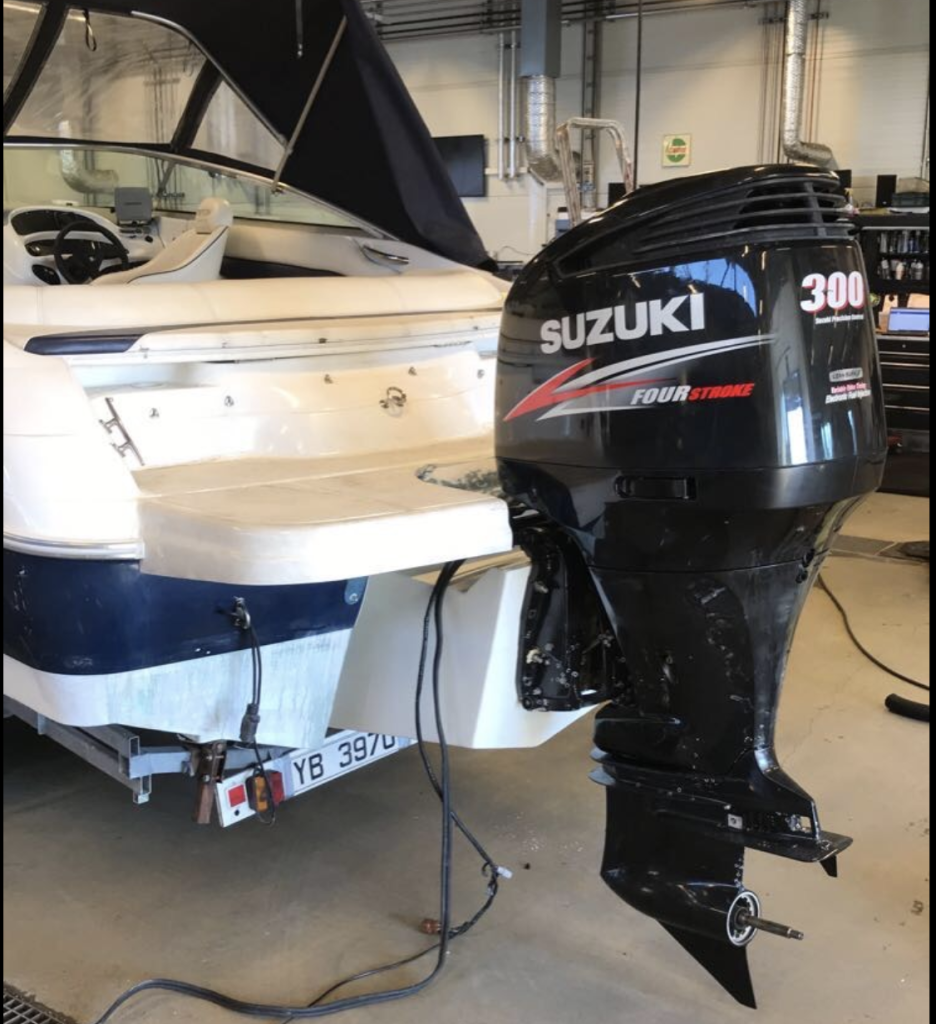 Brakett med Suzuki 300hk på båt med drev tidligere